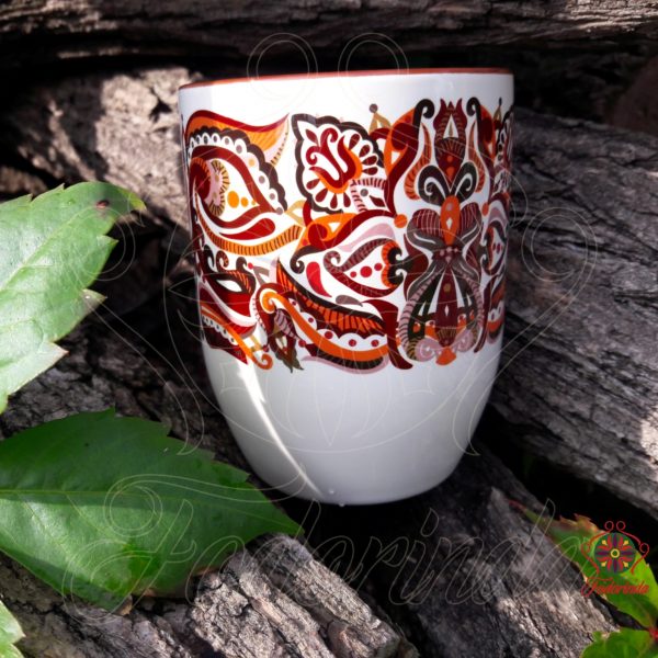Élvezd egy kávé vagy tea mellett a nyugodt pillanatokat egy ősi motivúmokkal felvértezett bögrével.