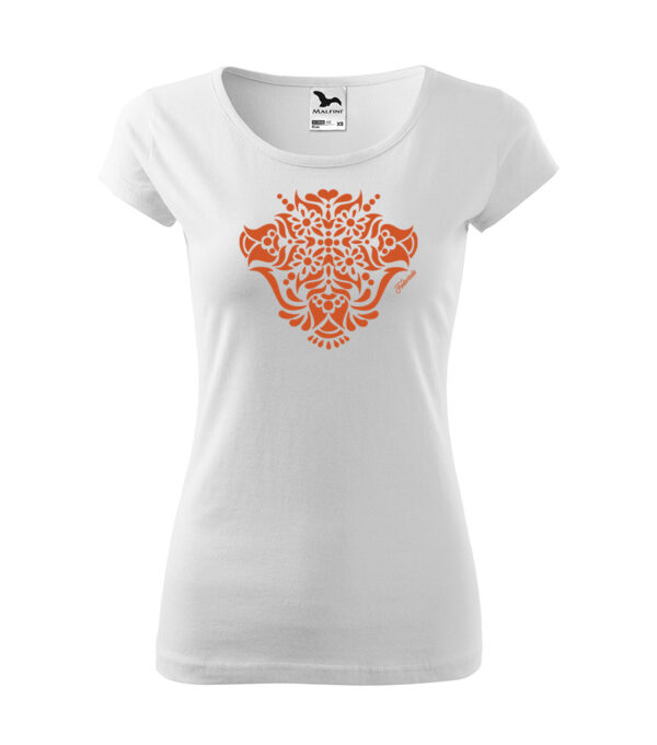 Cifraszűr női póló, mely a népi motívumok ihlette, formájában kiterített szűrre emlékeztető motívummal van ellátva. Kerek nyakkal